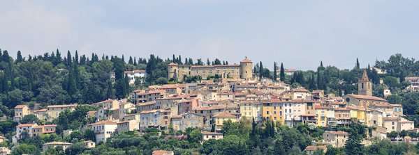 Où trouver une location de vacances en Provence avec des cours de cuisine et des visites de vignobles?